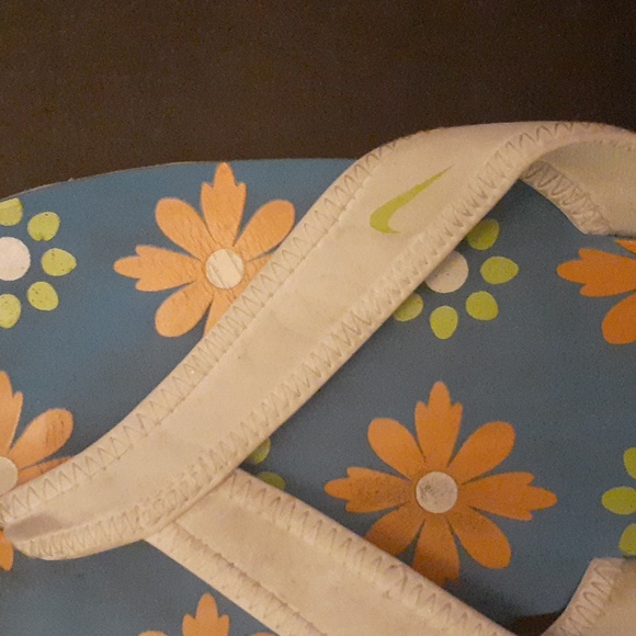 Nike women's flip flops - Picture 2 of 4